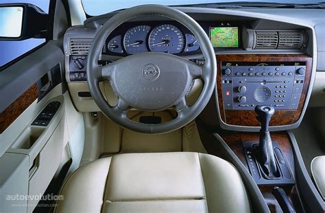 Interior photo of Opel Omega 2000, highlighting spaciousness and materials.