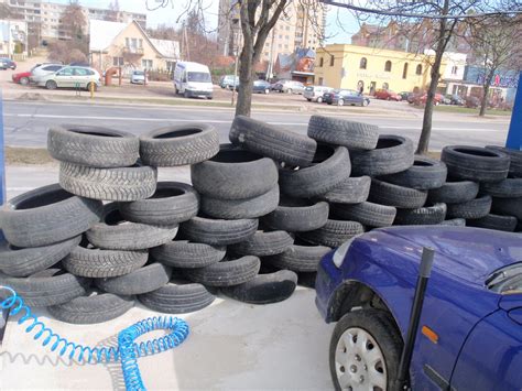 Teminis automobilio padangų nuotraukos koliažas, iliustruojantis jų perdirbimą ir pakartotinį naudojimą