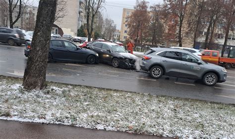 Teminis automobilio avarijos foto su sulaužytais stiklais ir suspausta dalimi, iliustruojanti eismo įvykį.