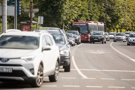 Nuotrauka, kurioje matomas senas, apgadintas taksi automobilis, išryškinanti saugumo problemas.