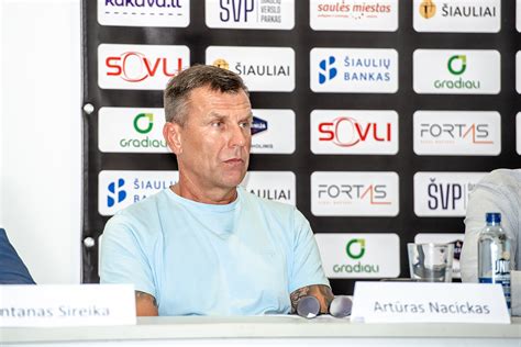 dokumentai su patentu, verslininkai spaudos konferencijoje
