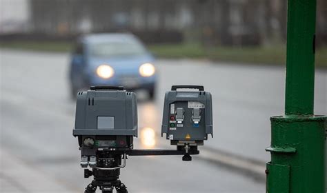 Schema, paaiškinanti automatizuotą baudų už greičio viršijimą fiksavimo ir išsiuntimo procesą.