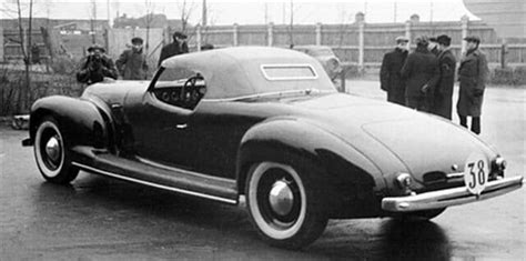 kūrybinė vizualizacija: moderniai atnaujintas klasikinis sovietinis automobilis