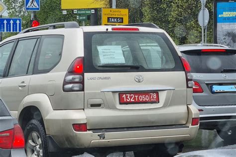 automobilis su raudonais numeriais Kipre