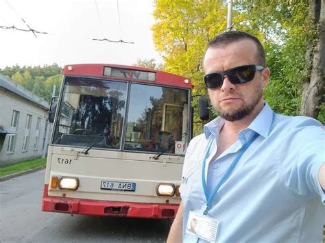 Troleibuso salonas su keleiviais ir vairuotoju