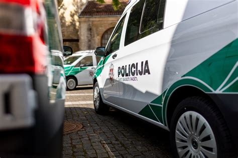 automobilis, aptrauktas spalvota plėvele, stovintis mieste