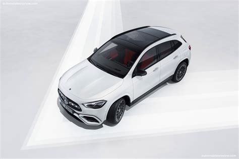 Mercedes-Benz GLA automobilis, stovintis prie miesto fono