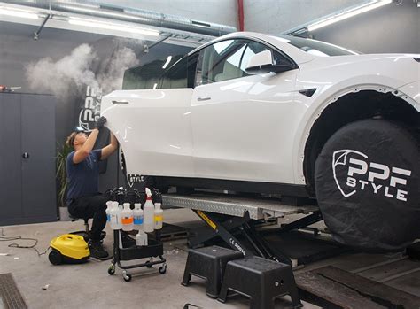 automobilis su apsaugine plėvele, detaliau matosi kėbulas