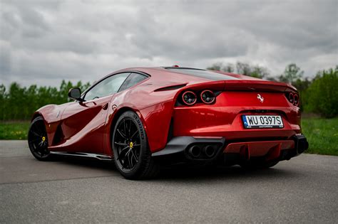 nuotrauka: prabangus „Ferrari 812 Superfast“ sportinis automobilis