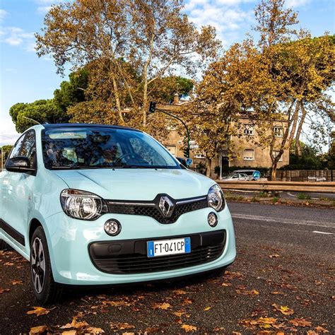 Teminė nuotrauka su „Renault“ automobiliu autoserviso aplinkoje