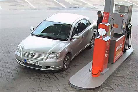 Istorinė nuotrauka su senais automobilio numeriais