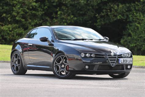 Alfa Romeo Brera profilio nuotrauka, pabrėžianti charakteringą siluetą ir kupe kėbulo linijas
