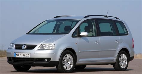 Volkswagen Sharan vienatūrio nuotrauka, pabrėžianti jo erdvų kėbulą ir šeimyninį dizainą