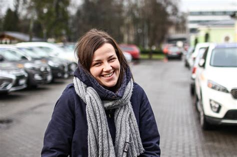 Dina Sergijenko prie modifikuoto automobilio