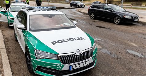 Policijos automobilis ir pavogtas automobilis