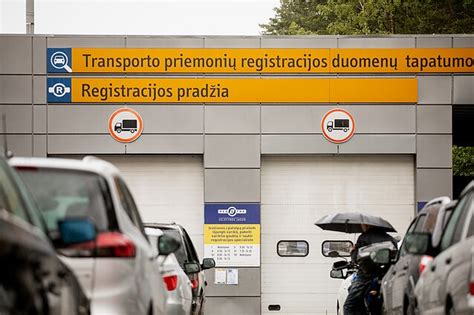 Tematinė nuotrauka: žmonės registruoja automobilį 