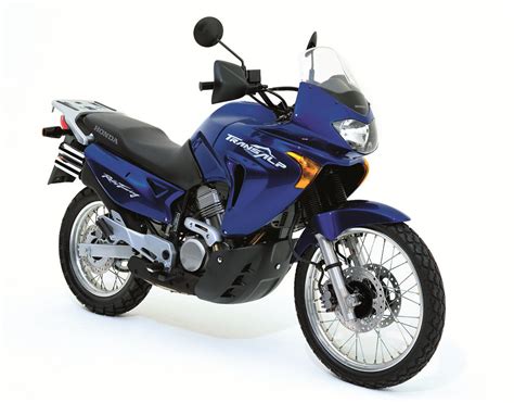 Tematinė nuotrauka, vaizduojanti motociklą Honda Transalp XL 650 V ir variklinės alyvos buteliuką JMC Maxx 10W50 4T