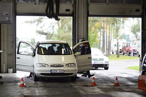 Tematinė nuotrauka: tepalo dėmės po automobiliu