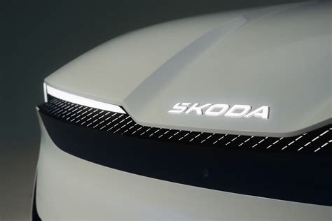 Škoda Superb eksterjero dizainas, pabrėžiantis solidumą ir eleganciją
