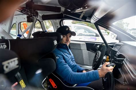 Nuotrauka, iliustruojanti sportinio vairo dirželį ralio automobilyje