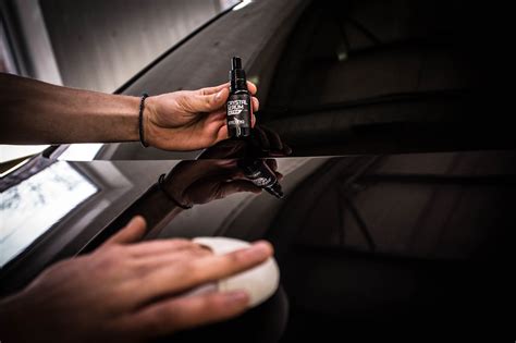 Automobilio kėbulas, padengtas keramine danga, atstumiantis vandenį