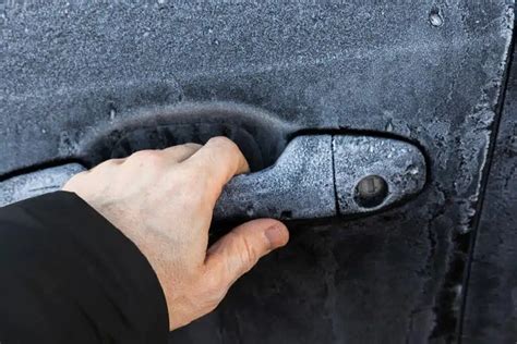 Teminė nuotrauka: vyras bando atrakinti automobilio dureles