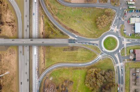 Teminė nuotrauka su žiedine sankryža ir automobiliais