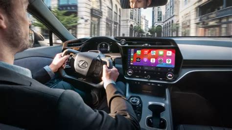 Tematinė nuotrauka: žmogus vairuojantis automobilį ir naudojantis navigacijos sistemą