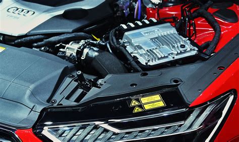Tematinė nuotrauka: automobilių dalys autolaužyne