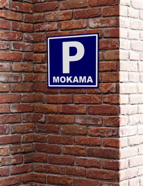 Teminė nuotrauka su stovinčiais automobiliais ir ženklu „Mokama stovėjimo vieta“