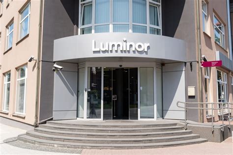 Luminor banko logotipo ir šiuolaikinio automobilio koliažas