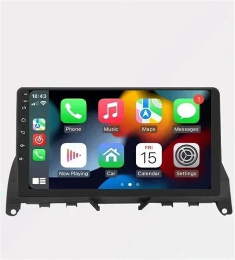 Teminė nuotrauka, vaizduojanti modernią „Android“ multimedijos sistemą automobilio prietaisų skydelyje.