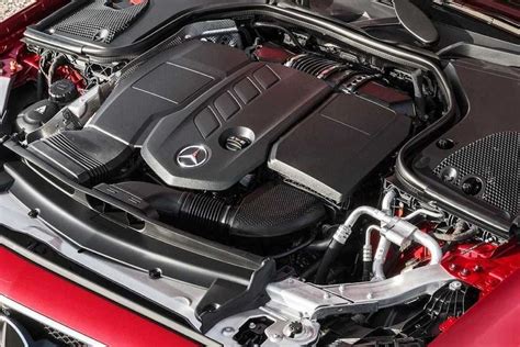Infografika: „Mercedes-Benz“ dyzelinių variklių evoliucija nuo OM615 iki modernių OM654 modelių.