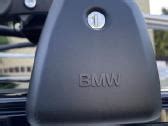 BMW muziejaus pastatas su BMW logotipu ant stogo