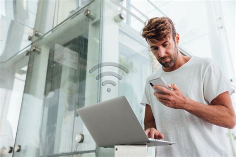 Asmuo naršantis internete, ieškantis nuotraukų