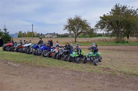 Motokroso trasa, įrengta karjere, su keturračiais motociklais