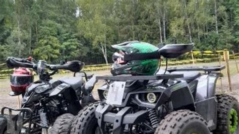 Richausta moto trasos prie miško, su keturračiais motociklais