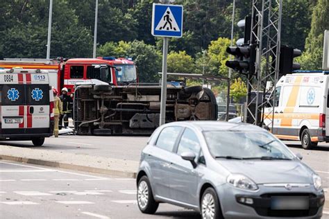 Teminis paveikslėlis: automobilis po avarijos, stichinė nelaimė