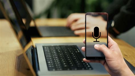 Nuotrauka, vaizduojanti mobilųjį telefoną su automobilio gamintojo programėle