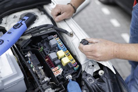 Autoserviso interjero vaizdas su dirbančiais mechanikais