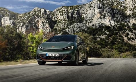 Teminė nuotrauka: žmogus, vairuojantis elektromobilį, arba žaliosios transporto priemonės koncepcija