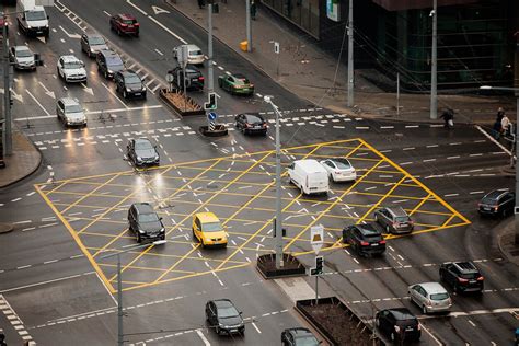 тематическое фото: erdvus šešiavietis automobilis parkavimo aikštelėje