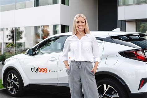 „CityBee“ automobilis mieste, iliustruojantis automobilių dalijimosi paslaugas