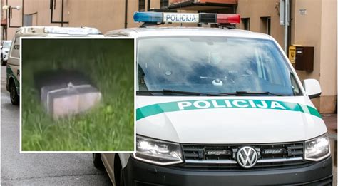 Policijos automobilis prie neteisėtai pastatyto automobilio