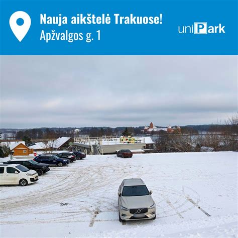 Parkavimo aikštelė su automobiliais