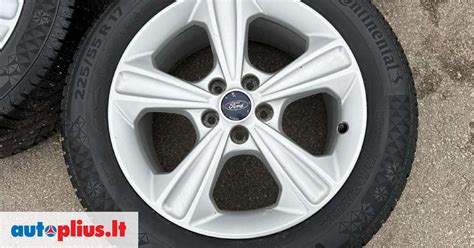 Ford Kuga automobilis su lengvojo lydinio ratlankiais