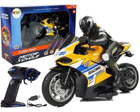 Motociklas su egzaminuotojo automobiliu, susisiekiantys radijo ryšiu