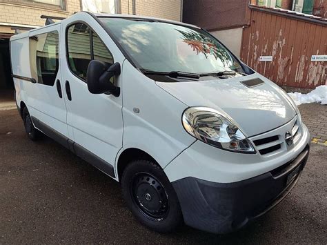 Tematinė nuotrauka su Nissan Primastar, Opel Vivaro ir Renault Trafic, parodanti jų panašumą