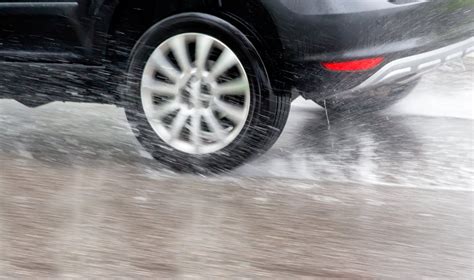 Automobiliai išlaikantys saugų atstumą sudėtingomis oro sąlygomis