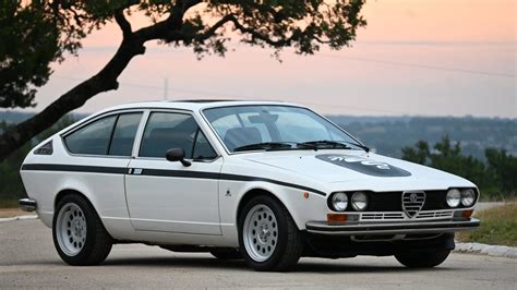 Alfa Romeo GT interjero nuotrauka su patogiomis sėdynėmis